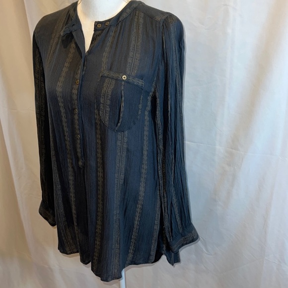Free People women’s size Small flowy tunic w/ 5 buttons charcoal crinkle fabric - Picture 4 of 6